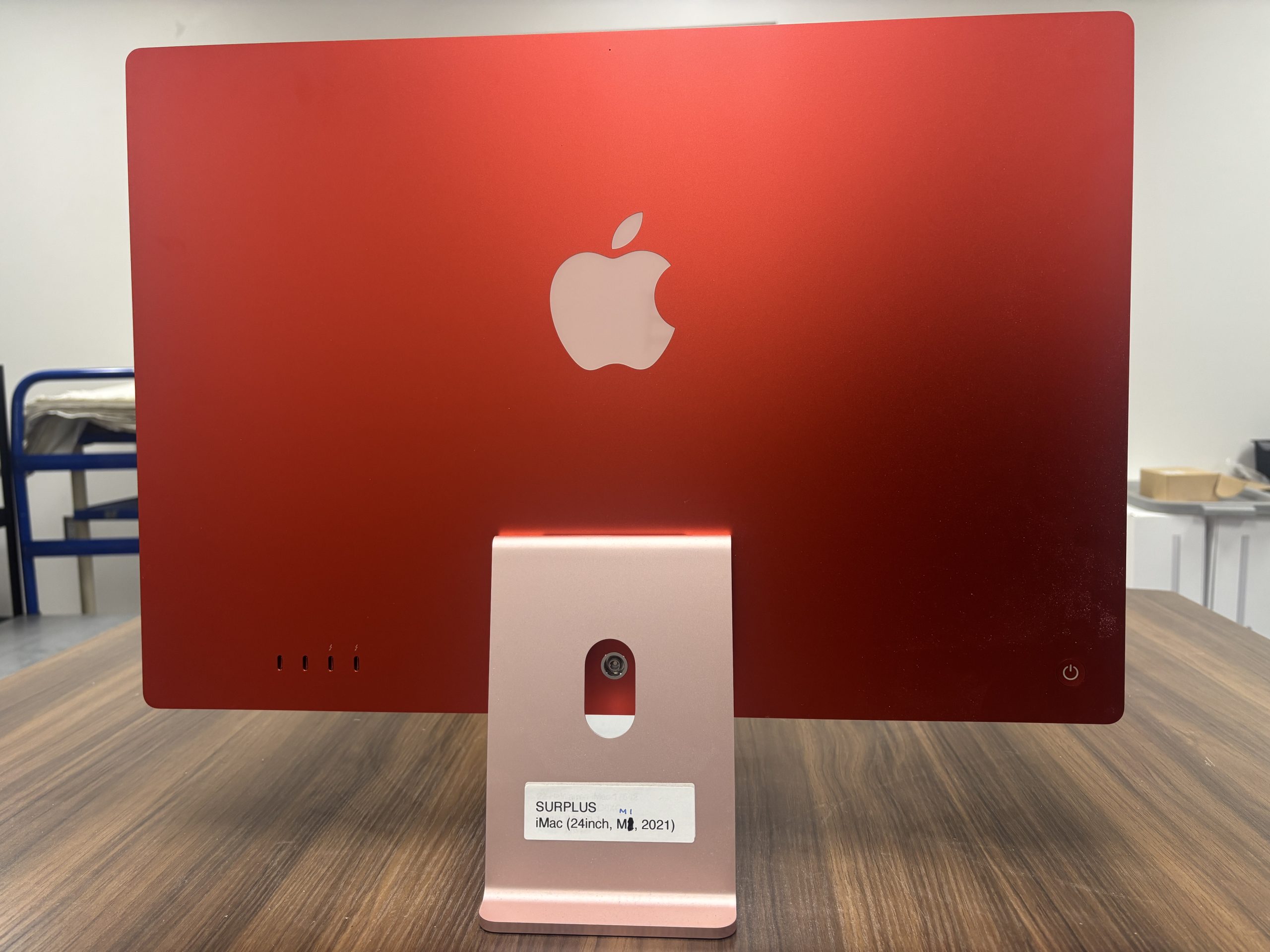 Red iMac 21,1 (24-inch, M1, 2021)